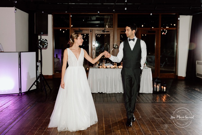 Bride and groom first dance photos. Mariage au Grand Lodge Mont-Tremblant. Photographe de mariage à Mont-Tremblant. Grand Lodge Mont-Tremblant wedding. Mont Tremblant wedding photographer.