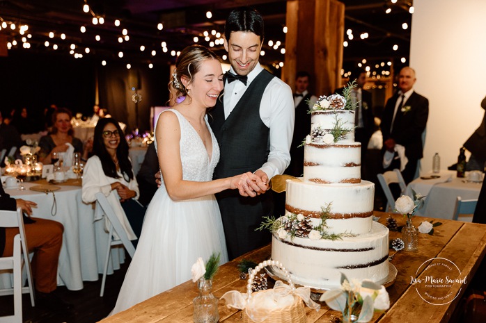 Bride and groom cutting the cake. Mariage au Grand Lodge Mont-Tremblant. Photographe de mariage à Mont-Tremblant. Grand Lodge Mont-Tremblant wedding. Mont Tremblant wedding photographer.