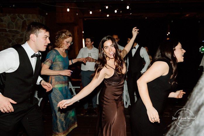 Wedding dance floor photos. Wedding party photos. Mariage au Grand Lodge Mont-Tremblant. Photographe de mariage à Mont-Tremblant. Grand Lodge Mont-Tremblant wedding. Mont Tremblant wedding photographer.