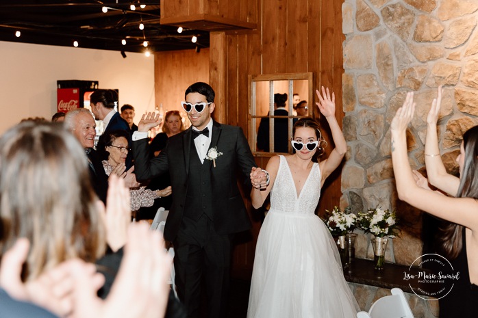 Funny bride and groom entrance. Mariage au Grand Lodge Mont-Tremblant. Photographe de mariage à Mont-Tremblant. Grand Lodge Mont-Tremblant wedding. Mont Tremblant wedding photographer.
