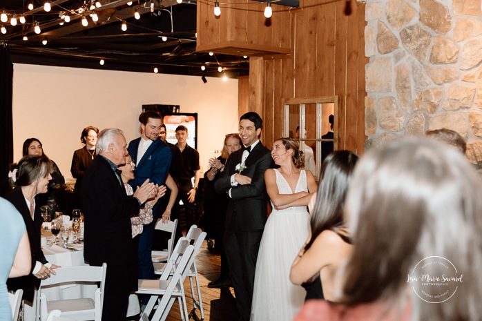 Funny bride and groom entrance. Mariage au Grand Lodge Mont-Tremblant. Photographe de mariage à Mont-Tremblant. Grand Lodge Mont-Tremblant wedding. Mont Tremblant wedding photographer.