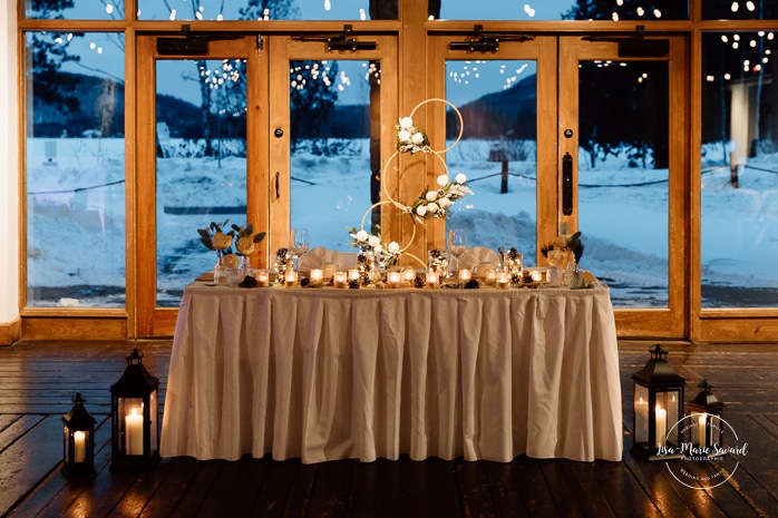 Cabin wedding reception. Winter wedding decor ideas. Mariage au Grand Lodge Mont-Tremblant. Photographe de mariage à Mont-Tremblant. Grand Lodge Mont-Tremblant wedding. Mont Tremblant wedding photographer.