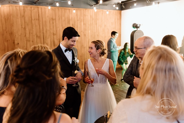 Cabin wedding cocktail. Mariage au Grand Lodge Mont-Tremblant. Photographe de mariage à Mont-Tremblant. Grand Lodge Mont-Tremblant wedding. Mont Tremblant wedding photographer.