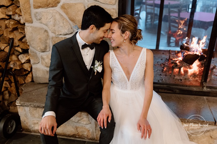 Log cabin wedding photos. Fire place wedding photos. Indoor wedding photos. Mariage au Grand Lodge Mont-Tremblant. Photographe de mariage à Mont-Tremblant. Grand Lodge Mont-Tremblant wedding. Mont Tremblant wedding photographer.
