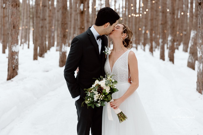 Winter wedding photos ideas. Winter forest wedding photos. Snowy wedding photo. Mariage au Grand Lodge Mont-Tremblant. Photographe de mariage à Mont-Tremblant. Grand Lodge Mont-Tremblant wedding. Mont Tremblant wedding photographer.