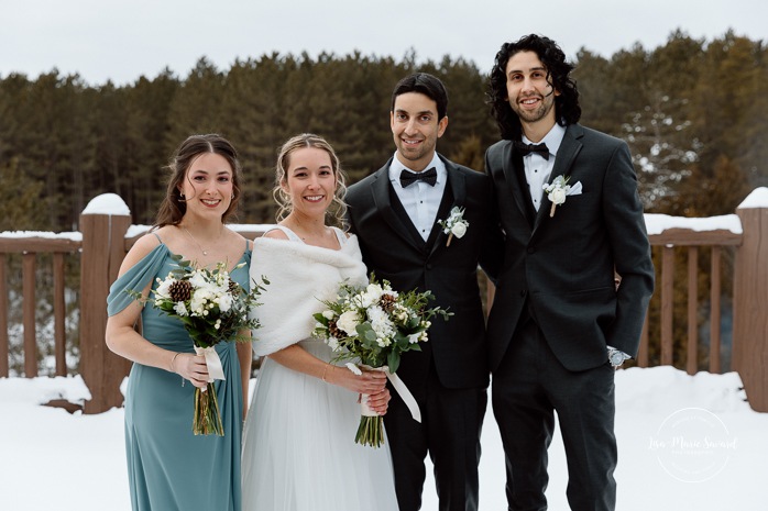 Winter wedding family photos. Winter bridal party photos. Mariage au Grand Lodge Mont-Tremblant. Photographe de mariage à Mont-Tremblant. Grand Lodge Mont-Tremblant wedding. Mont Tremblant wedding photographer.