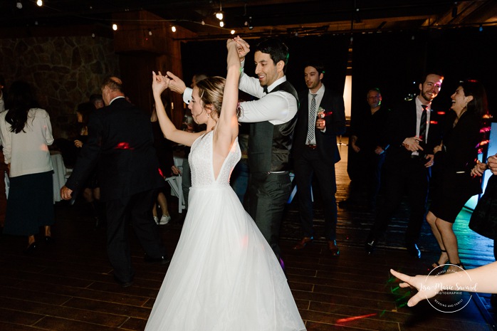 Wedding dance floor photos. Wedding party photos. Mariage au Grand Lodge Mont-Tremblant. Photographe de mariage à Mont-Tremblant. Grand Lodge Mont-Tremblant wedding. Mont Tremblant wedding photographer.