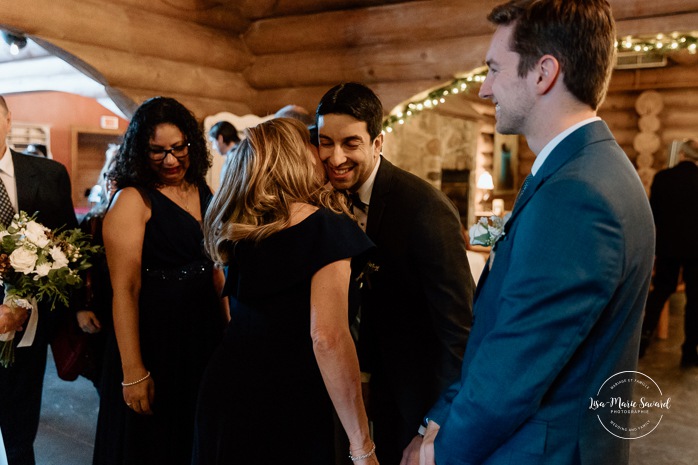 Log cabin wedding ceremony. Mariage au Grand Lodge Mont-Tremblant. Photographe de mariage à Mont-Tremblant. Grand Lodge Mont-Tremblant wedding. Mont Tremblant wedding photographer.