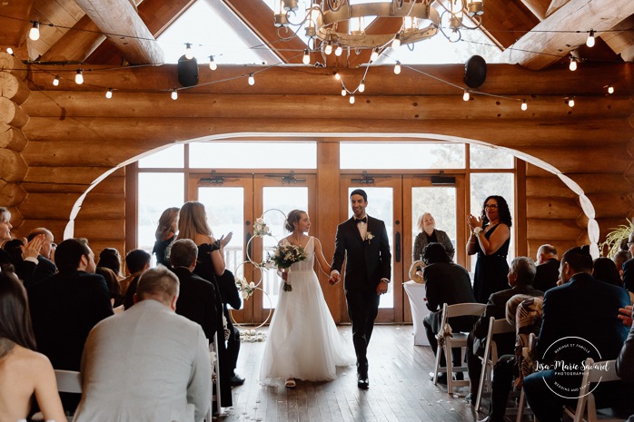 Log cabin wedding ceremony. Mariage au Grand Lodge Mont-Tremblant. Photographe de mariage à Mont-Tremblant. Grand Lodge Mont-Tremblant wedding. Mont Tremblant wedding photographer.