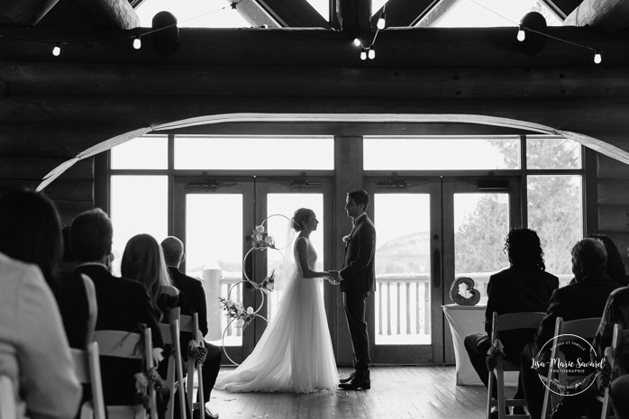 Log cabin wedding ceremony. Mariage au Grand Lodge Mont-Tremblant. Photographe de mariage à Mont-Tremblant. Grand Lodge Mont-Tremblant wedding. Mont Tremblant wedding photographer.