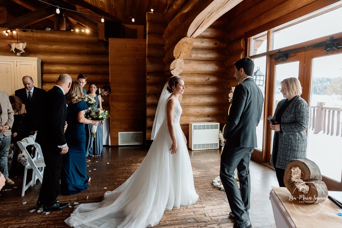 Log cabin wedding ceremony. Mariage au Grand Lodge Mont-Tremblant. Photographe de mariage à Mont-Tremblant. Grand Lodge Mont-Tremblant wedding. Mont Tremblant wedding photographer.