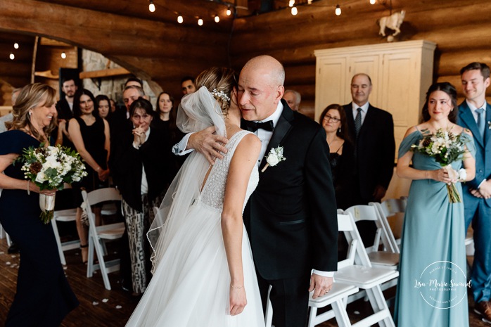 Log cabin wedding ceremony. Mariage au Grand Lodge Mont-Tremblant. Photographe de mariage à Mont-Tremblant. Grand Lodge Mont-Tremblant wedding. Mont Tremblant wedding photographer.