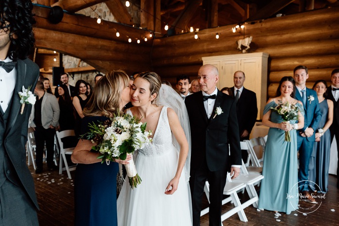 Log cabin wedding ceremony. Mariage au Grand Lodge Mont-Tremblant. Photographe de mariage à Mont-Tremblant. Grand Lodge Mont-Tremblant wedding. Mont Tremblant wedding photographer.