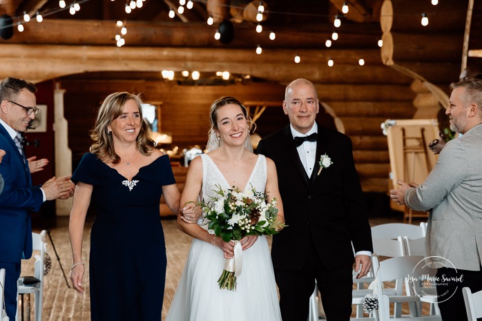 Log cabin wedding ceremony. Mariage au Grand Lodge Mont-Tremblant. Photographe de mariage à Mont-Tremblant. Grand Lodge Mont-Tremblant wedding. Mont Tremblant wedding photographer.