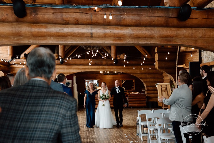 Log cabin wedding ceremony. Mariage au Grand Lodge Mont-Tremblant. Photographe de mariage à Mont-Tremblant. Grand Lodge Mont-Tremblant wedding. Mont Tremblant wedding photographer.