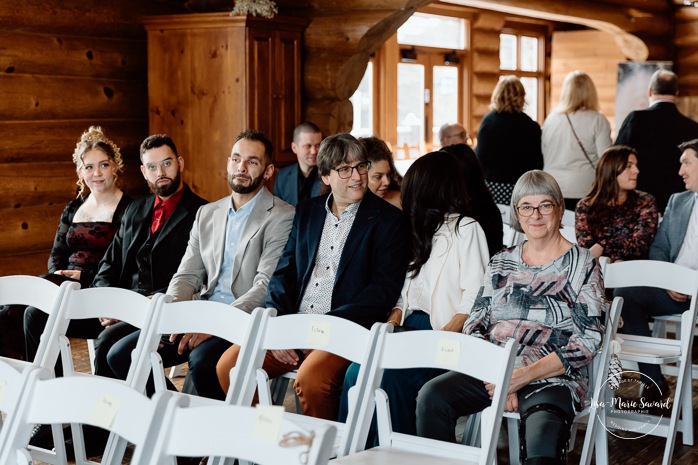 Log cabin wedding ceremony. Mariage au Grand Lodge Mont-Tremblant. Photographe de mariage à Mont-Tremblant. Grand Lodge Mont-Tremblant wedding. Mont Tremblant wedding photographer.