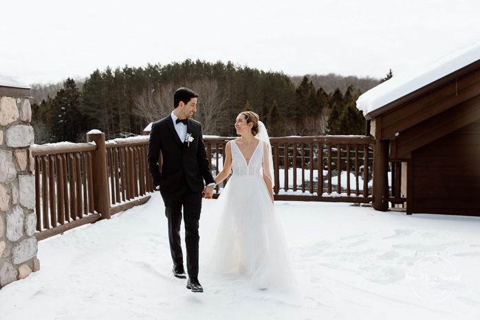 Winter wedding photos ideas. Rooftop wedding photos. Mariage au Grand Lodge Mont-Tremblant. Photographe de mariage à Mont-Tremblant. Grand Lodge Mont-Tremblant wedding. Mont Tremblant wedding photographer.