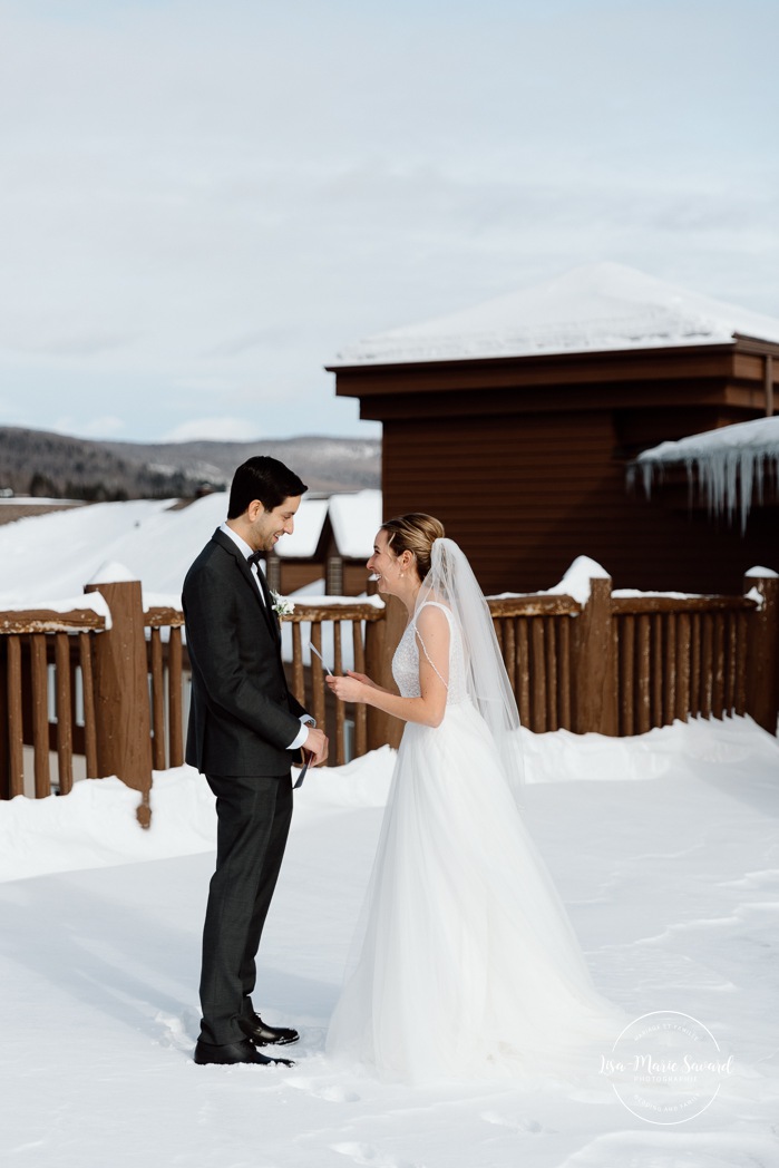 Winter wedding first look. Rooftop wedding first look. Mariage au Grand Lodge Mont-Tremblant. Photographe de mariage à Mont-Tremblant. Grand Lodge Mont-Tremblant wedding. Mont Tremblant wedding photographer.