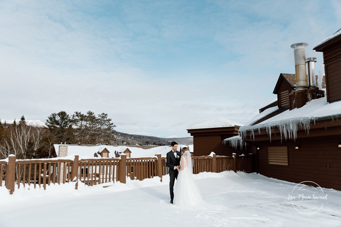 Winter wedding first look. Rooftop wedding first look. Mariage au Grand Lodge Mont-Tremblant. Photographe de mariage à Mont-Tremblant. Grand Lodge Mont-Tremblant wedding. Mont Tremblant wedding photographer.