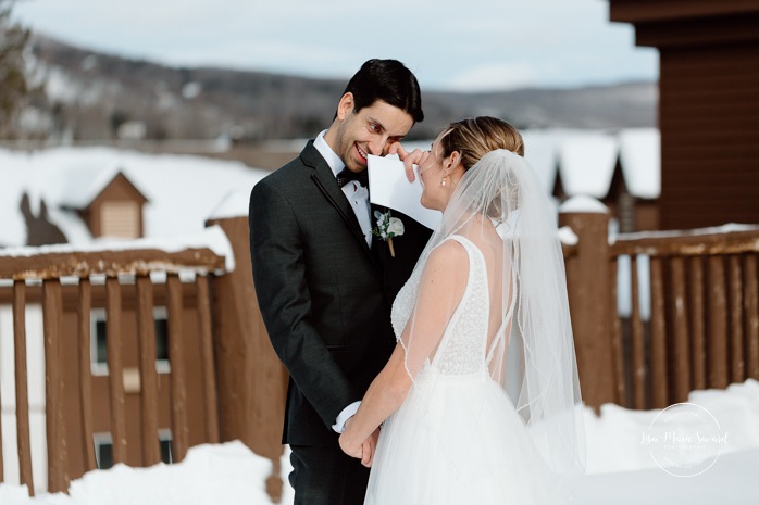 Winter wedding first look. Rooftop wedding first look. Mariage au Grand Lodge Mont-Tremblant. Photographe de mariage à Mont-Tremblant. Grand Lodge Mont-Tremblant wedding. Mont Tremblant wedding photographer.