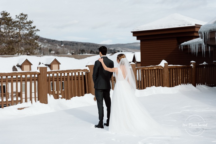 Winter wedding first look. Rooftop wedding first look. Mariage au Grand Lodge Mont-Tremblant. Photographe de mariage à Mont-Tremblant. Grand Lodge Mont-Tremblant wedding. Mont Tremblant wedding photographer.