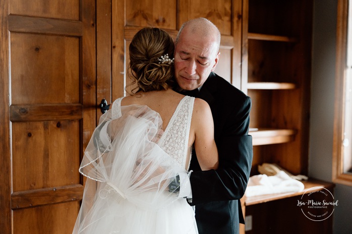 Emotional father of the bride first look photos. Mariage au Grand Lodge Mont-Tremblant. Photographe de mariage à Mont-Tremblant. Grand Lodge Mont-Tremblant wedding. Mont Tremblant wedding photographer.