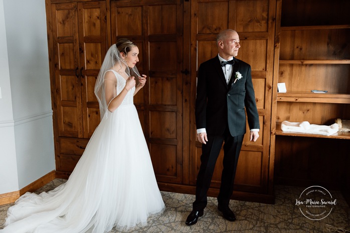 Emotional father of the bride first look photos. Mariage au Grand Lodge Mont-Tremblant. Photographe de mariage à Mont-Tremblant. Grand Lodge Mont-Tremblant wedding. Mont Tremblant wedding photographer.