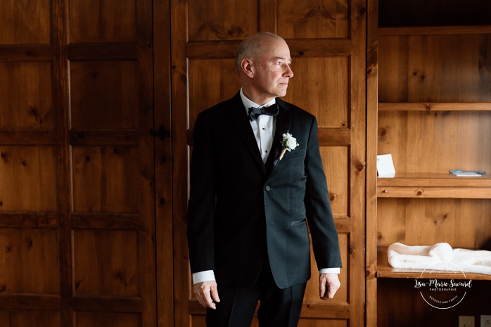 Emotional father of the bride first look photos. Mariage au Grand Lodge Mont-Tremblant. Photographe de mariage à Mont-Tremblant. Grand Lodge Mont-Tremblant wedding. Mont Tremblant wedding photographer.