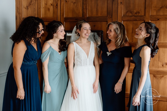 Bride getting ready with bridesmaids in wooden cabin. Mariage au Grand Lodge Mont-Tremblant. Photographe de mariage à Mont-Tremblant. Grand Lodge Mont-Tremblant wedding. Mont Tremblant wedding photographer.