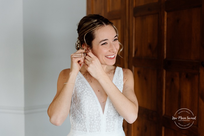 Bride getting ready with bridesmaids in wooden cabin. Mariage au Grand Lodge Mont-Tremblant. Photographe de mariage à Mont-Tremblant. Grand Lodge Mont-Tremblant wedding. Mont Tremblant wedding photographer.