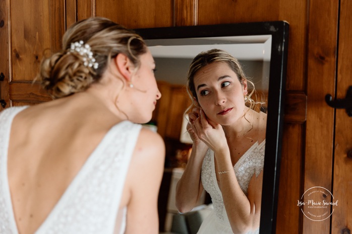 Bride getting ready with bridesmaids in wooden cabin. Mariage au Grand Lodge Mont-Tremblant. Photographe de mariage à Mont-Tremblant. Grand Lodge Mont-Tremblant wedding. Mont Tremblant wedding photographer.