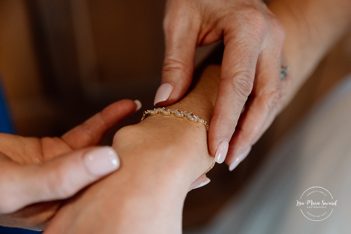 Bride getting ready with bridesmaids in wooden cabin. Mariage au Grand Lodge Mont-Tremblant. Photographe de mariage à Mont-Tremblant. Grand Lodge Mont-Tremblant wedding. Mont Tremblant wedding photographer.