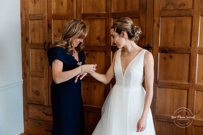 Bride getting ready with bridesmaids in wooden cabin. Mariage au Grand Lodge Mont-Tremblant. Photographe de mariage à Mont-Tremblant. Grand Lodge Mont-Tremblant wedding. Mont Tremblant wedding photographer.