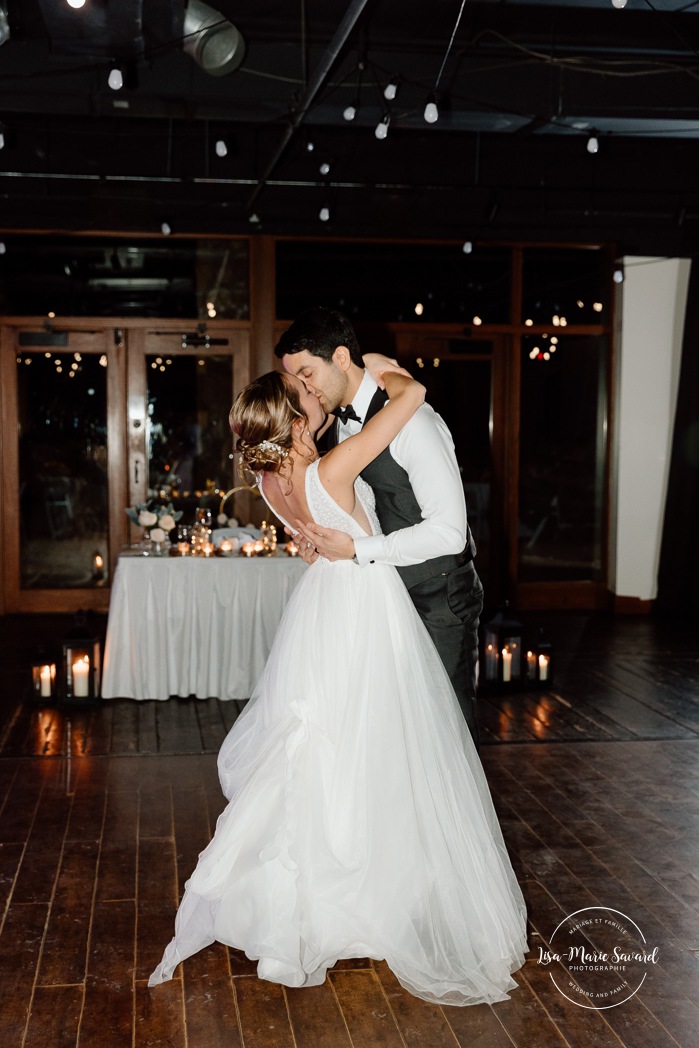 Bride and groom first dance photos. Mariage au Grand Lodge Mont-Tremblant. Photographe de mariage à Mont-Tremblant. Grand Lodge Mont-Tremblant wedding. Mont Tremblant wedding photographer.