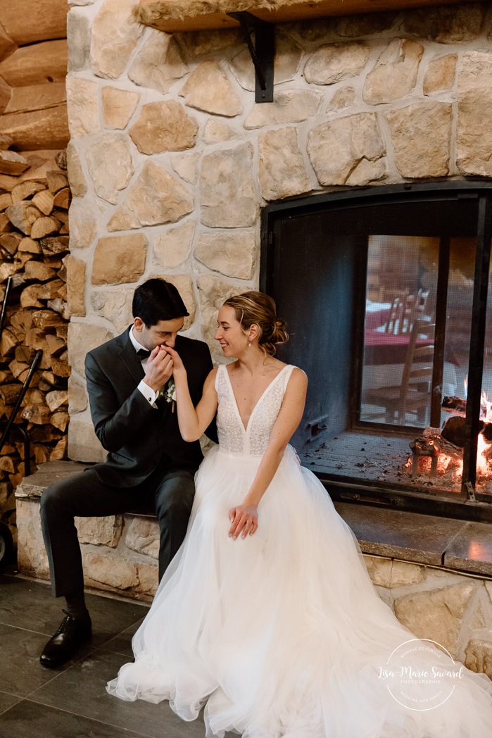 Log cabin wedding photos. Fire place wedding photos. Indoor wedding photos. Mariage au Grand Lodge Mont-Tremblant. Photographe de mariage à Mont-Tremblant. Grand Lodge Mont-Tremblant wedding. Mont Tremblant wedding photographer.