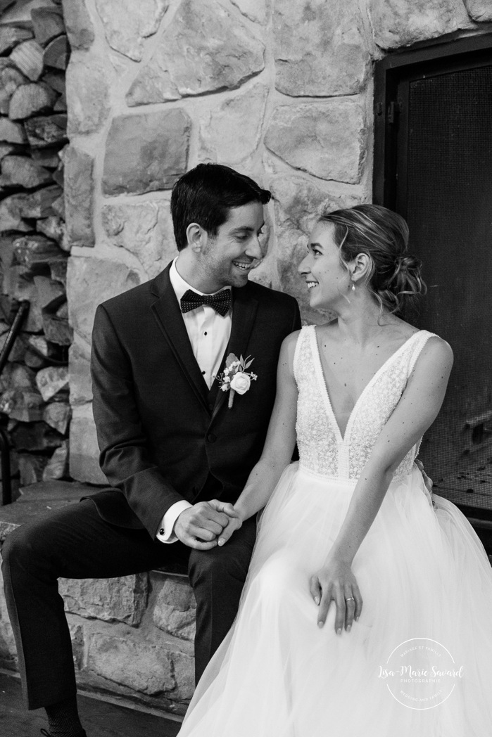 Log cabin wedding photos. Fire place wedding photos. Indoor wedding photos. Mariage au Grand Lodge Mont-Tremblant. Photographe de mariage à Mont-Tremblant. Grand Lodge Mont-Tremblant wedding. Mont Tremblant wedding photographer.