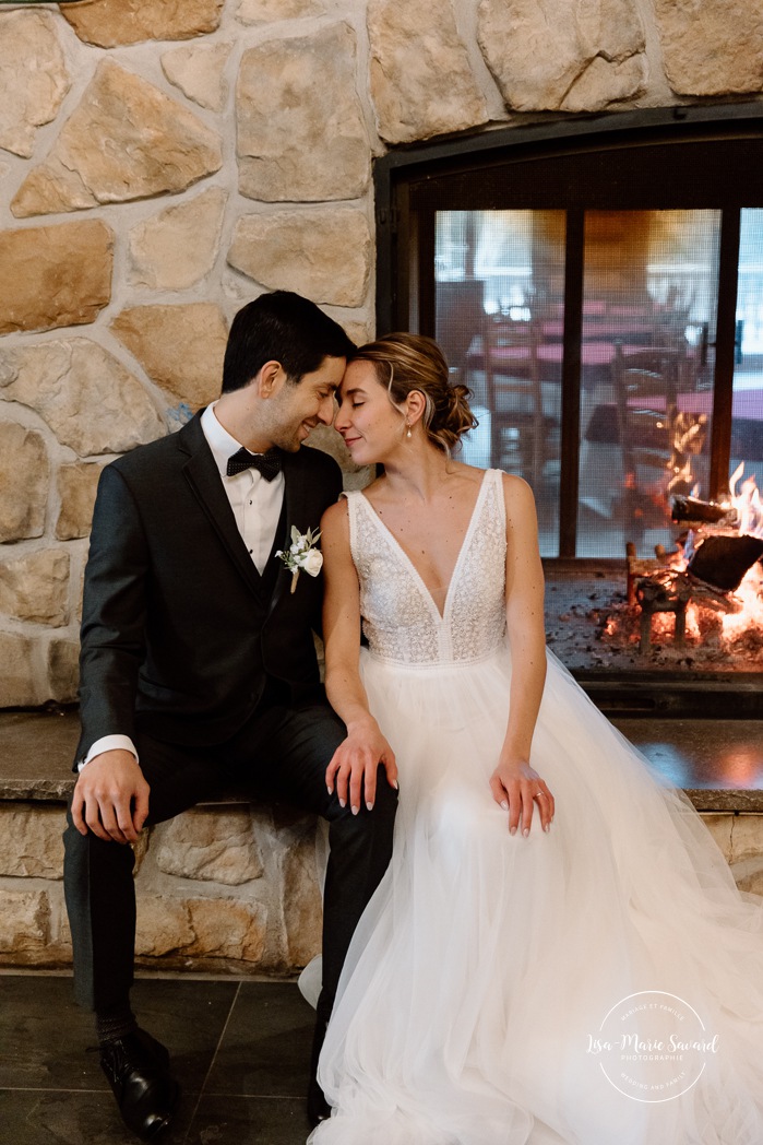 Log cabin wedding photos. Fire place wedding photos. Indoor wedding photos. Mariage au Grand Lodge Mont-Tremblant. Photographe de mariage à Mont-Tremblant. Grand Lodge Mont-Tremblant wedding. Mont Tremblant wedding photographer.