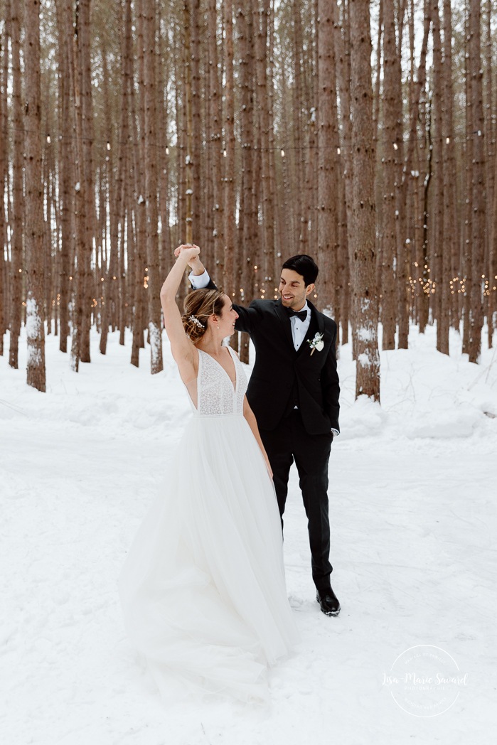 Winter wedding photos ideas. Winter forest wedding photos. Snowy wedding photo. Mariage au Grand Lodge Mont-Tremblant. Photographe de mariage à Mont-Tremblant. Grand Lodge Mont-Tremblant wedding. Mont Tremblant wedding photographer.
