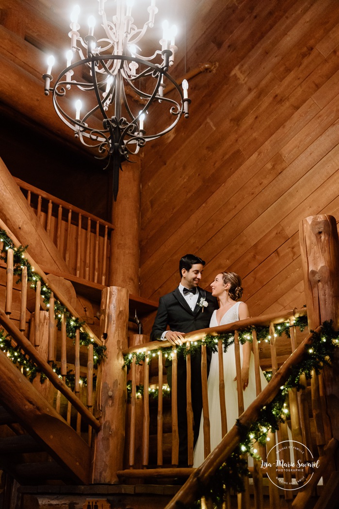 Log cabin wedding photos. Wooden cabin wedding photos. Indoor wedding photos. Mariage au Grand Lodge Mont-Tremblant. Photographe de mariage à Mont-Tremblant. Grand Lodge Mont-Tremblant wedding. Mont Tremblant wedding photographer.