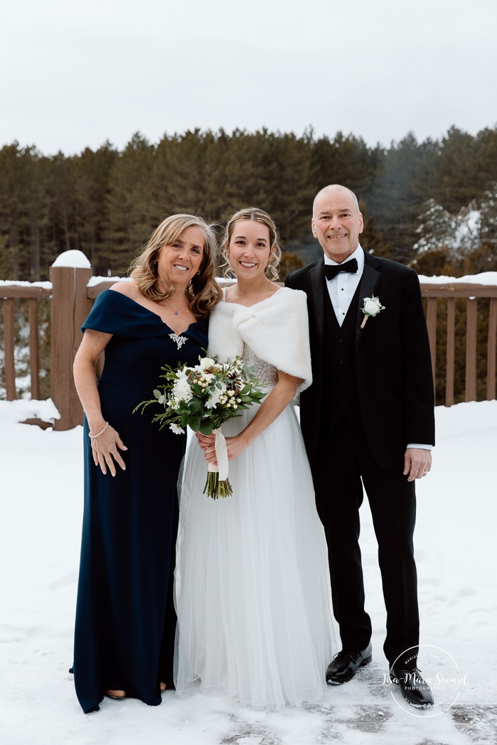 Winter wedding family photos. Winter bridal party photos. Mariage au Grand Lodge Mont-Tremblant. Photographe de mariage à Mont-Tremblant. Grand Lodge Mont-Tremblant wedding. Mont Tremblant wedding photographer.