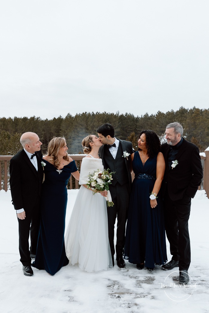 Winter wedding family photos. Winter bridal party photos. Mariage au Grand Lodge Mont-Tremblant. Photographe de mariage à Mont-Tremblant. Grand Lodge Mont-Tremblant wedding. Mont Tremblant wedding photographer.