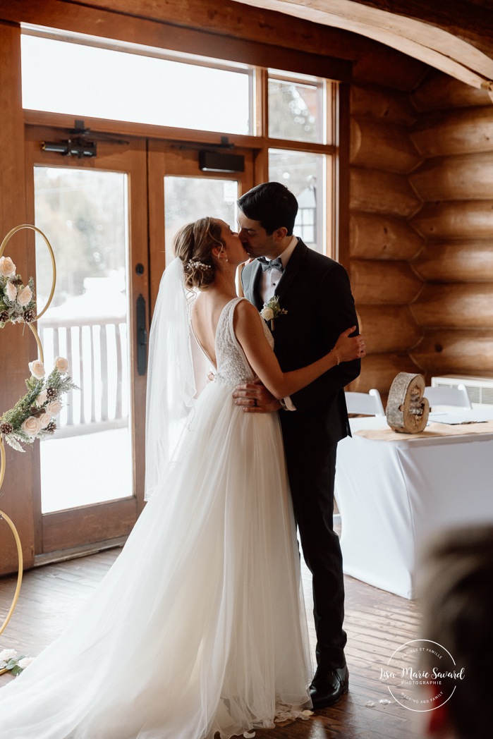 Log cabin wedding ceremony. Mariage au Grand Lodge Mont-Tremblant. Photographe de mariage à Mont-Tremblant. Grand Lodge Mont-Tremblant wedding. Mont Tremblant wedding photographer.