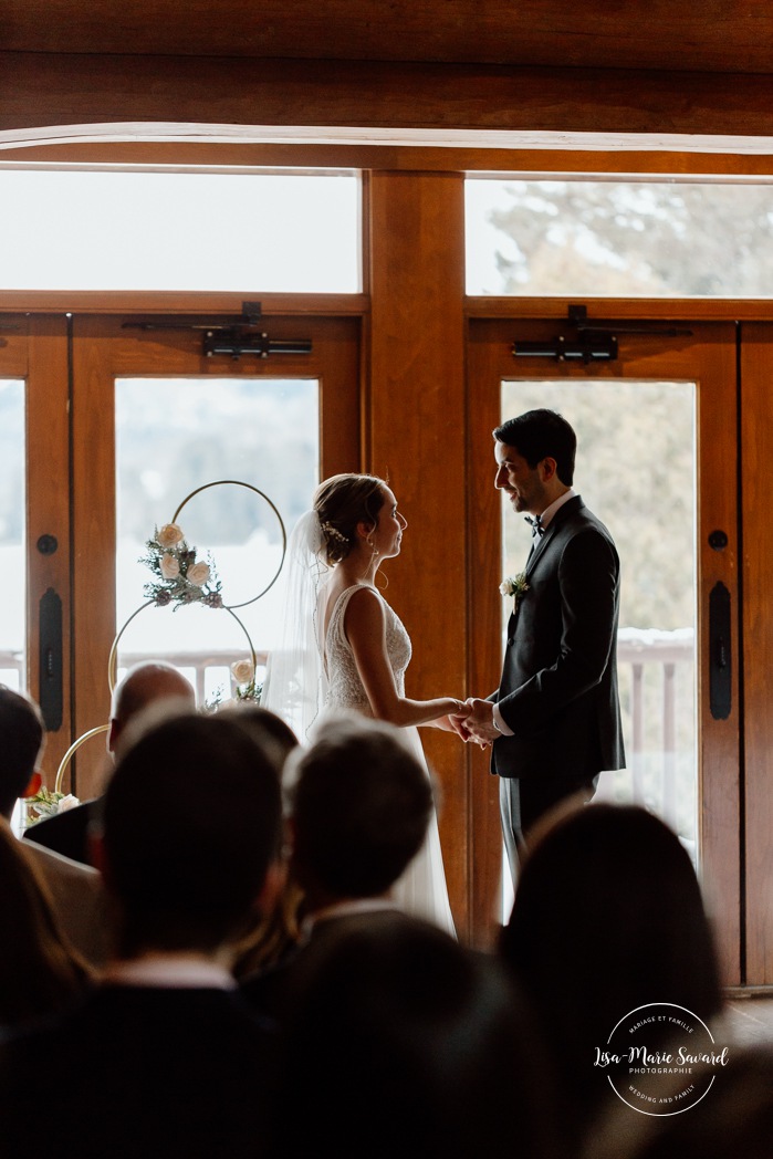 Log cabin wedding ceremony. Mariage au Grand Lodge Mont-Tremblant. Photographe de mariage à Mont-Tremblant. Grand Lodge Mont-Tremblant wedding. Mont Tremblant wedding photographer.