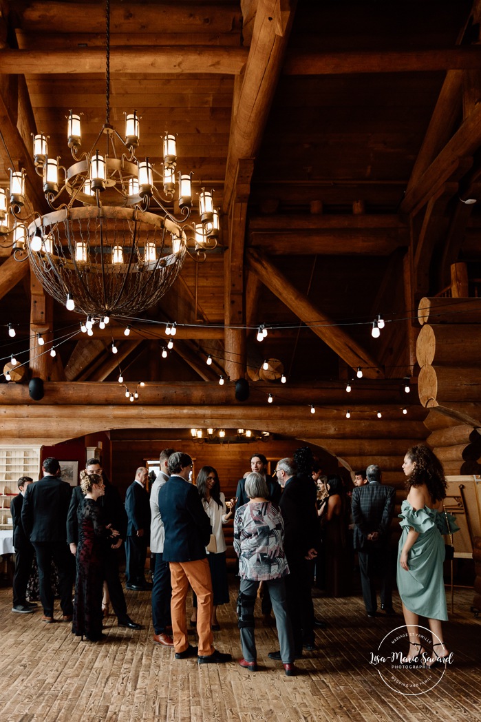 Log cabin wedding ceremony. Mariage au Grand Lodge Mont-Tremblant. Photographe de mariage à Mont-Tremblant. Grand Lodge Mont-Tremblant wedding. Mont Tremblant wedding photographer.