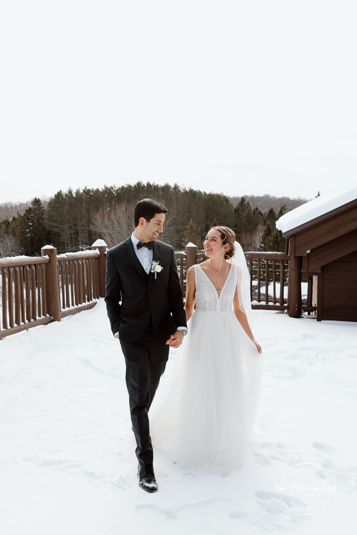 Winter wedding photos ideas. Rooftop wedding photos. Mariage au Grand Lodge Mont-Tremblant. Photographe de mariage à Mont-Tremblant. Grand Lodge Mont-Tremblant wedding. Mont Tremblant wedding photographer.
