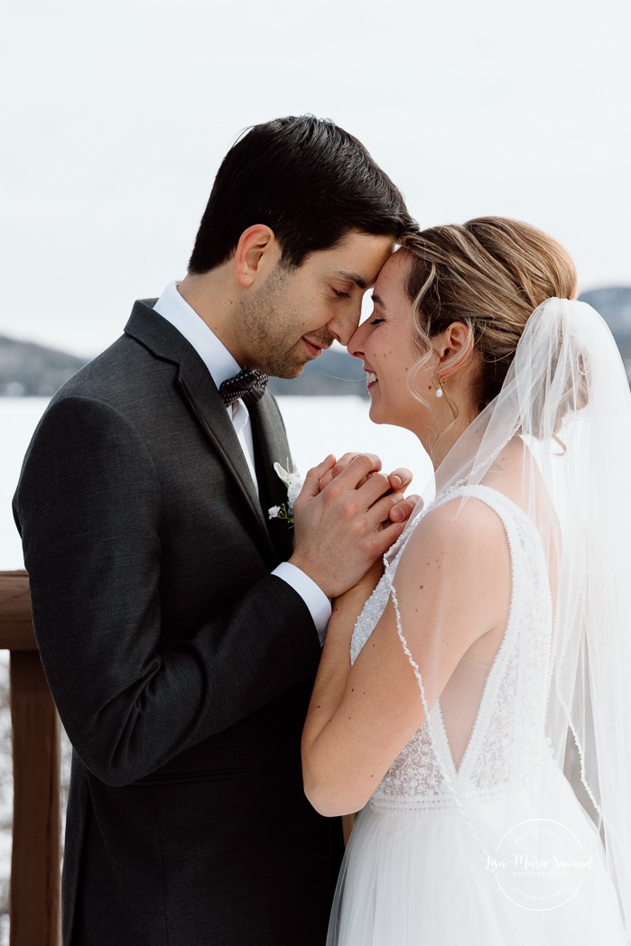 Winter wedding photos ideas. Rooftop wedding photos. Mariage au Grand Lodge Mont-Tremblant. Photographe de mariage à Mont-Tremblant. Grand Lodge Mont-Tremblant wedding. Mont Tremblant wedding photographer.