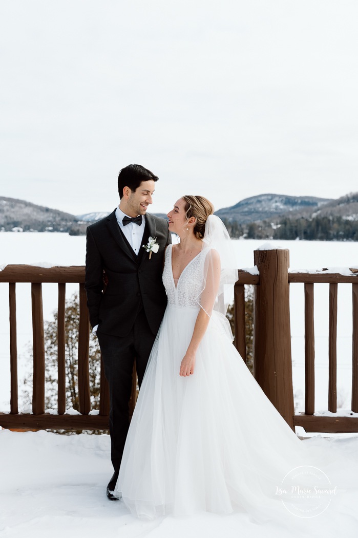 Winter wedding photos ideas. Rooftop wedding photos. Mariage au Grand Lodge Mont-Tremblant. Photographe de mariage à Mont-Tremblant. Grand Lodge Mont-Tremblant wedding. Mont Tremblant wedding photographer.