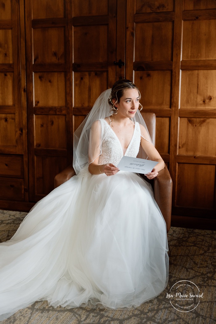 Bride getting ready with bridesmaids in wooden cabin. Mariage au Grand Lodge Mont-Tremblant. Photographe de mariage à Mont-Tremblant. Grand Lodge Mont-Tremblant wedding. Mont Tremblant wedding photographer.