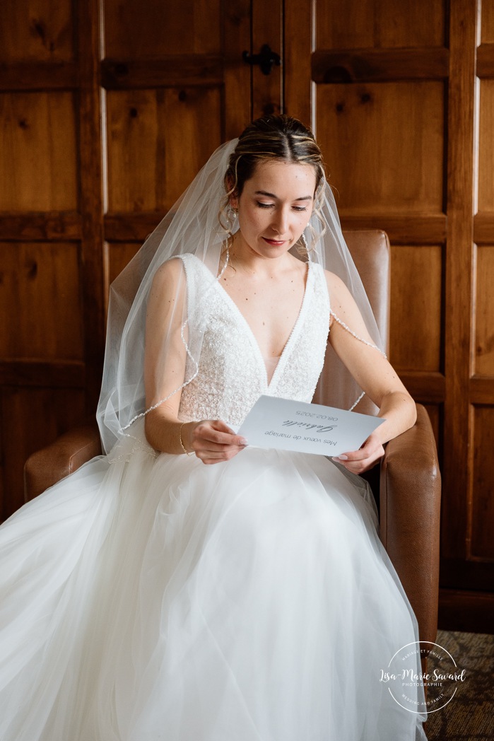 Bride getting ready with bridesmaids in wooden cabin. Mariage au Grand Lodge Mont-Tremblant. Photographe de mariage à Mont-Tremblant. Grand Lodge Mont-Tremblant wedding. Mont Tremblant wedding photographer.