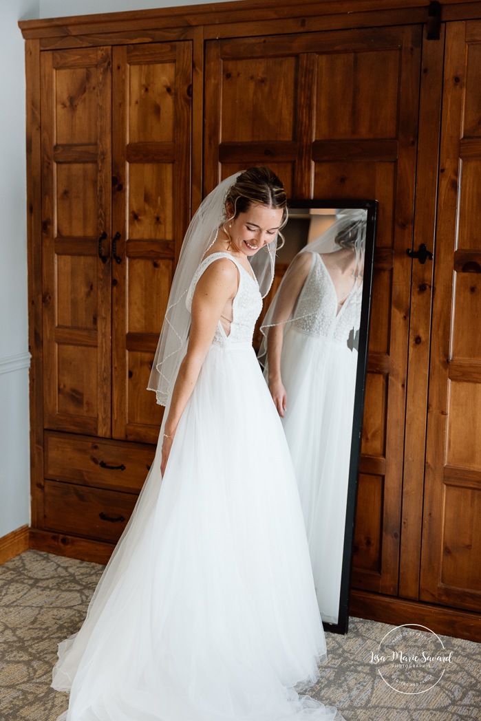 Bride getting ready with bridesmaids in wooden cabin. Mariage au Grand Lodge Mont-Tremblant. Photographe de mariage à Mont-Tremblant. Grand Lodge Mont-Tremblant wedding. Mont Tremblant wedding photographer.
